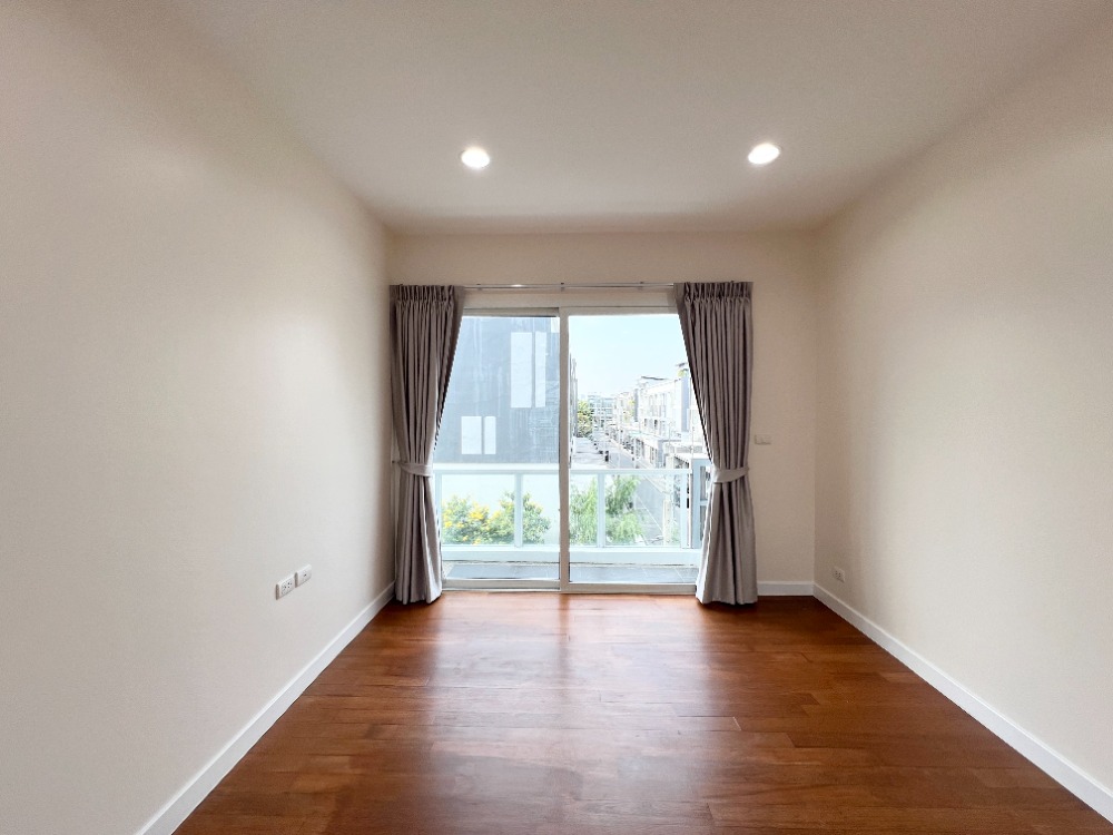 ขายทาวน์โฮมโชคชัย4 ลาดพร้าว71 : ขาย ทาวน์โฮม 3 ชั้น สเปซ ลาดพร้าว 80 - เหม่งจ๋าย รีโนเวตใหม่หมด หลังมุม ใกล้ รร.นานาชาติรีเจ้นท์