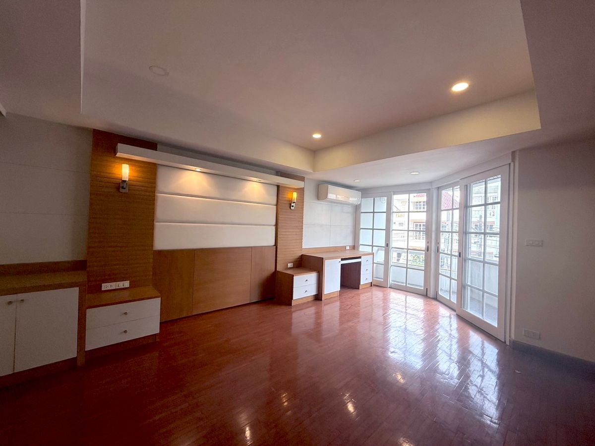 ให้เช่าบ้านวิทยุ ชิดลม หลังสวน : เช่า บ้าน 5 นอน 6 น้ำ  ไฟ 3 เฟส ในซอยบ้านหลังสวน จดทะเบียนบริษัทได้ เดิน 5 นาทีถึง Velaa Sindhorn Village ใกล้ BTS ชิดลมเพียง 450 เมตร 