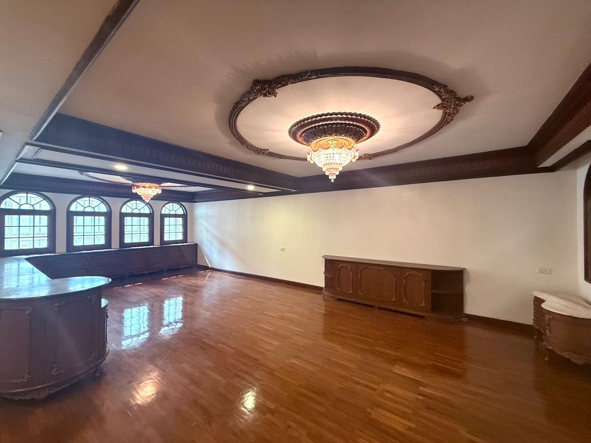 ให้เช่าบ้านวิทยุ ชิดลม หลังสวน : เช่า บ้าน 5 นอน 6 น้ำ  ไฟ 3 เฟส ในซอยบ้านหลังสวน จดทะเบียนบริษัทได้ เดิน 5 นาทีถึง Velaa Sindhorn Village ใกล้ BTS ชิดลมเพียง 450 เมตร 