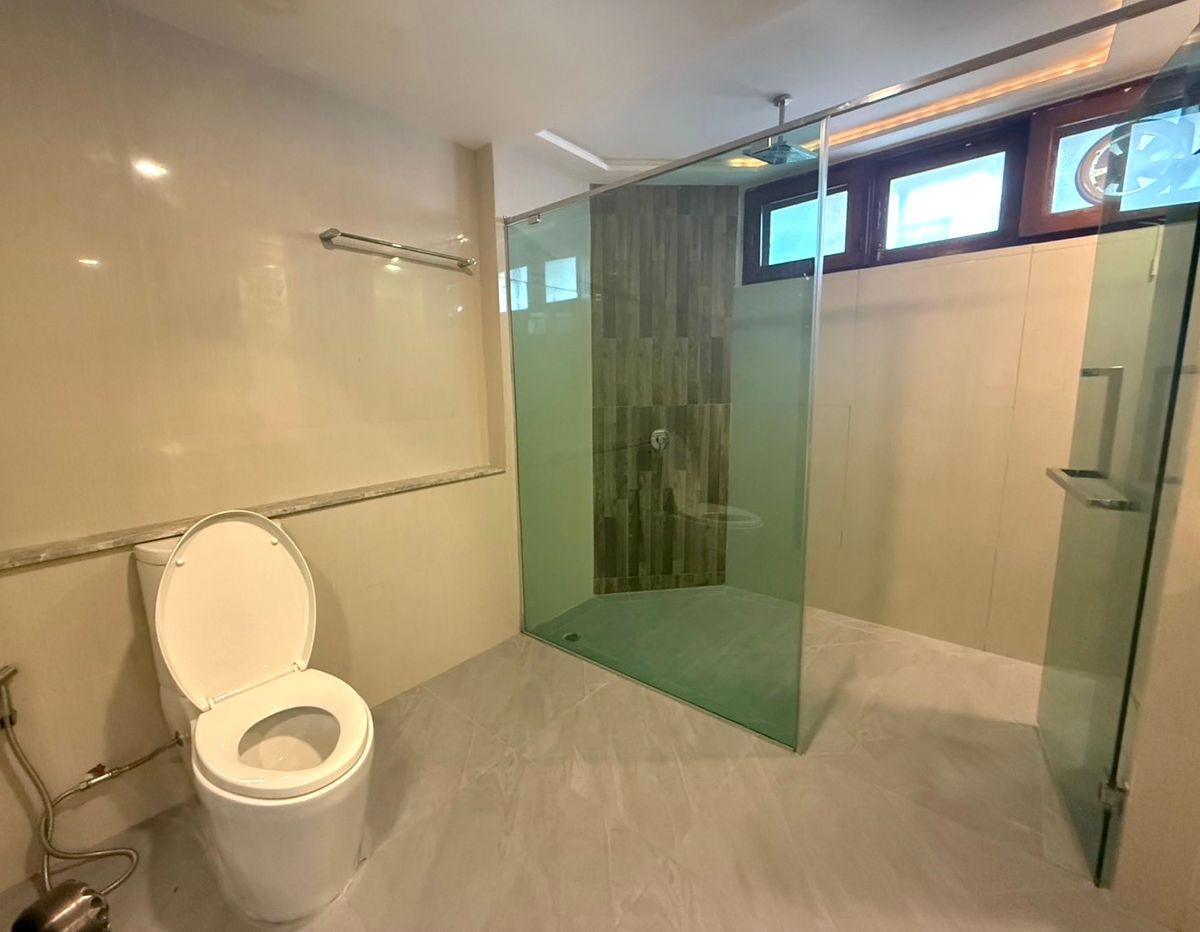 ให้เช่าบ้านวิทยุ ชิดลม หลังสวน : เช่า บ้าน 5 นอน 6 น้ำ  ไฟ 3 เฟส ในซอยบ้านหลังสวน จดทะเบียนบริษัทได้ เดิน 5 นาทีถึง Velaa Sindhorn Village ใกล้ BTS ชิดลมเพียง 450 เมตร 