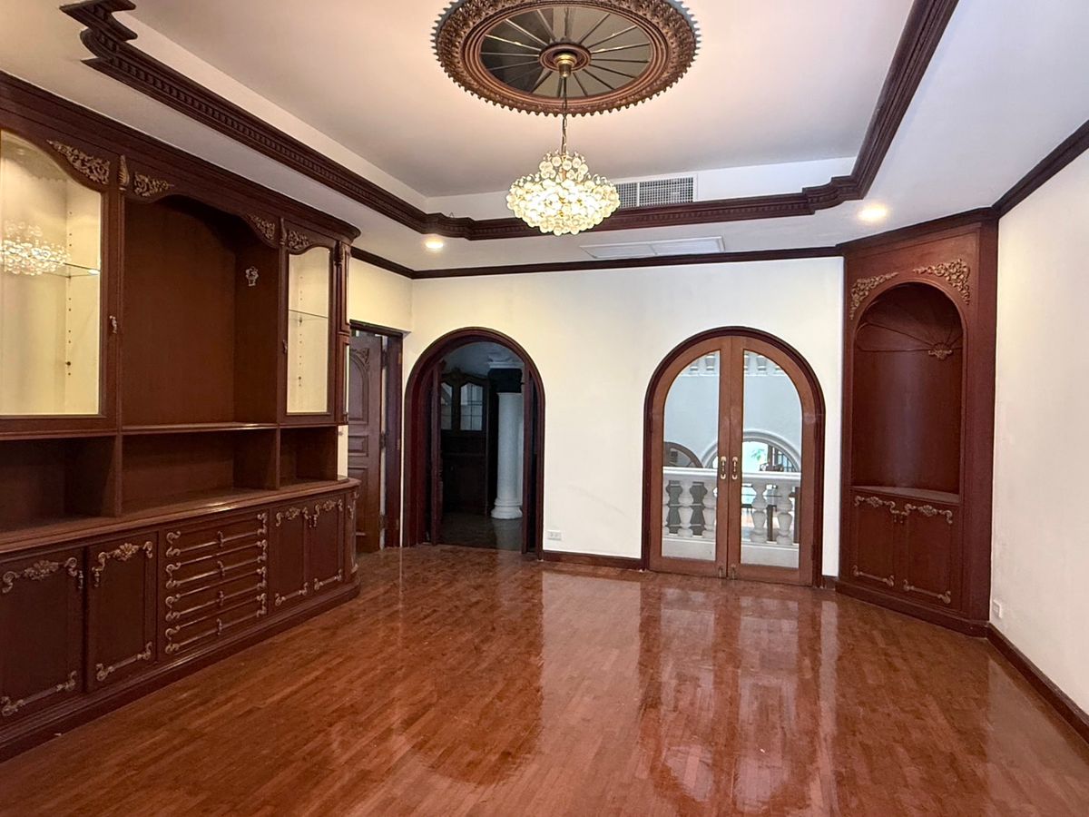 ให้เช่าบ้านวิทยุ ชิดลม หลังสวน : เช่า บ้าน 5 นอน 6 น้ำ  ไฟ 3 เฟส ในซอยบ้านหลังสวน จดทะเบียนบริษัทได้ เดิน 5 นาทีถึง Velaa Sindhorn Village ใกล้ BTS ชิดลมเพียง 450 เมตร 