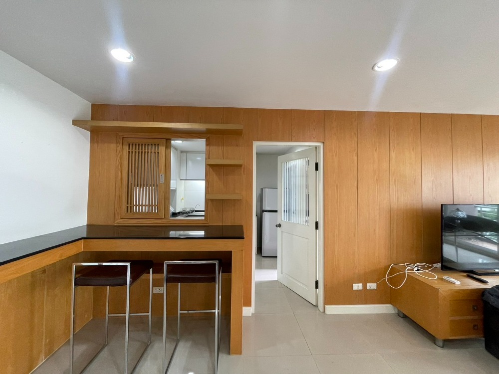 ขายคอนโดสุขุมวิท อโศก ทองหล่อ : ขายคอนโดด่วน หลังเอ็มโพเรียม ใกล้บีทีเอส พร้อมพงษ์ โครงการ Serene place สุขุมวิท 24 ห้องกว้าง 70 ตรม ราคาดีที่สุดในตึก Tel: 089-857-8865