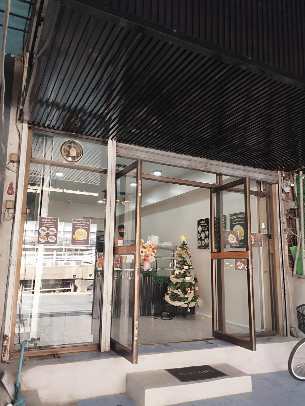 For SaleShop HouseChaengwatana, Muangthong : For sale: 4-storey shophouse, 4.6 rai, Ngamwongwan Rd. 30, in front of Phong Phet Market
