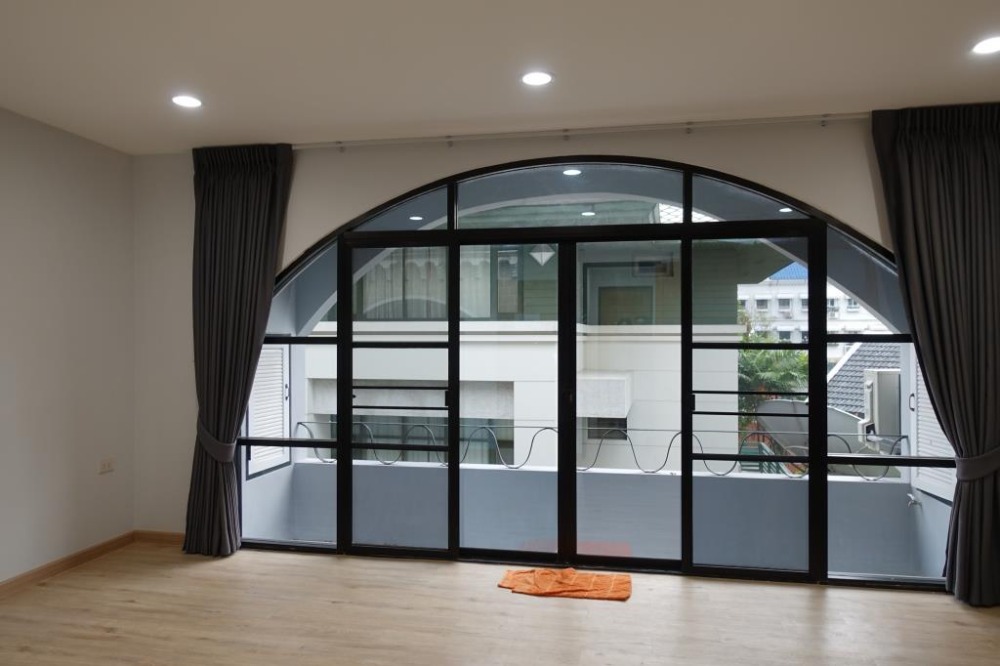 ให้เช่าทาวน์โฮมสุขุมวิท อโศก ทองหล่อ : ทาวน์เฮ้าสปรับปรุงใหม่พร้อมอยู่ขนาด 4 ห้องนอน ให้เช่าในโครงการชิชา คาสเติล สุขุมวิท 31