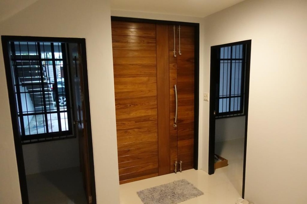 ให้เช่าทาวน์โฮมสุขุมวิท อโศก ทองหล่อ : ทาวน์เฮ้าสปรับปรุงใหม่พร้อมอยู่ขนาด 4 ห้องนอน ให้เช่าในโครงการชิชา คาสเติล สุขุมวิท 31