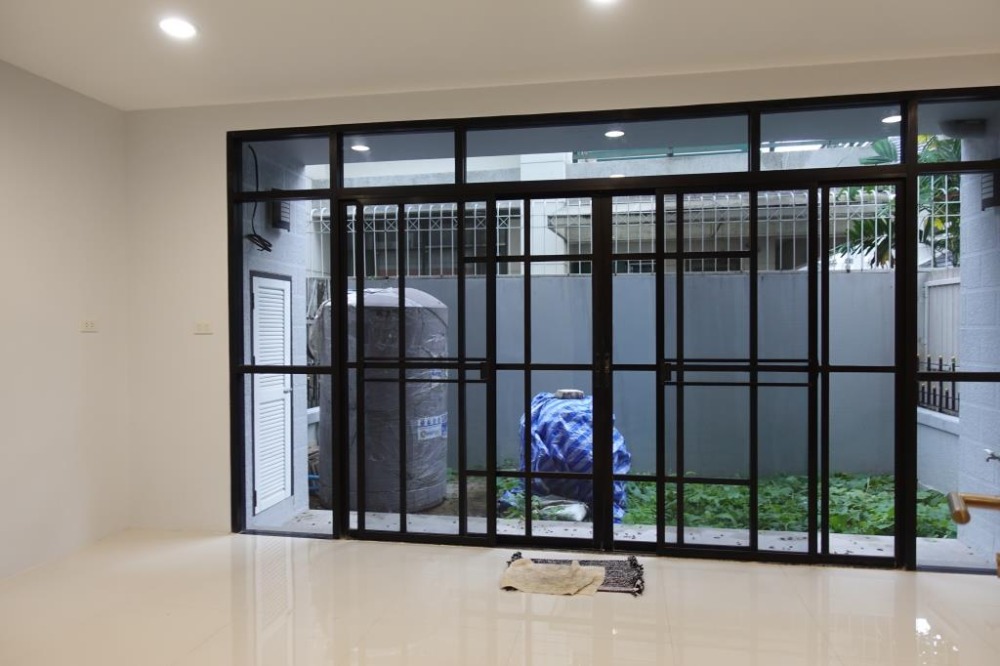 ให้เช่าทาวน์โฮมสุขุมวิท อโศก ทองหล่อ : ทาวน์เฮ้าสปรับปรุงใหม่พร้อมอยู่ขนาด 4 ห้องนอน ให้เช่าในโครงการชิชา คาสเติล สุขุมวิท 31