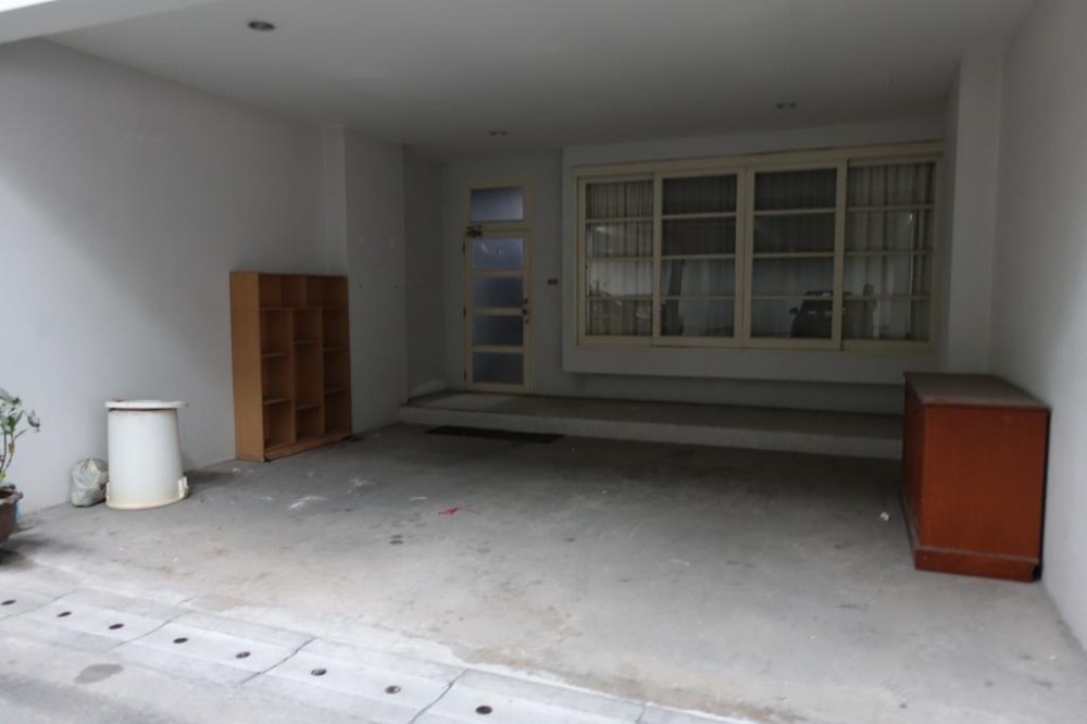 ให้เช่าทาวน์โฮมสุขุมวิท อโศก ทองหล่อ : ทาวน์เฮ้าสปรับปรุงใหม่พร้อมอยู่ขนาด 4 ห้องนอน ให้เช่าในโครงการชิชา คาสเติล สุขุมวิท 31