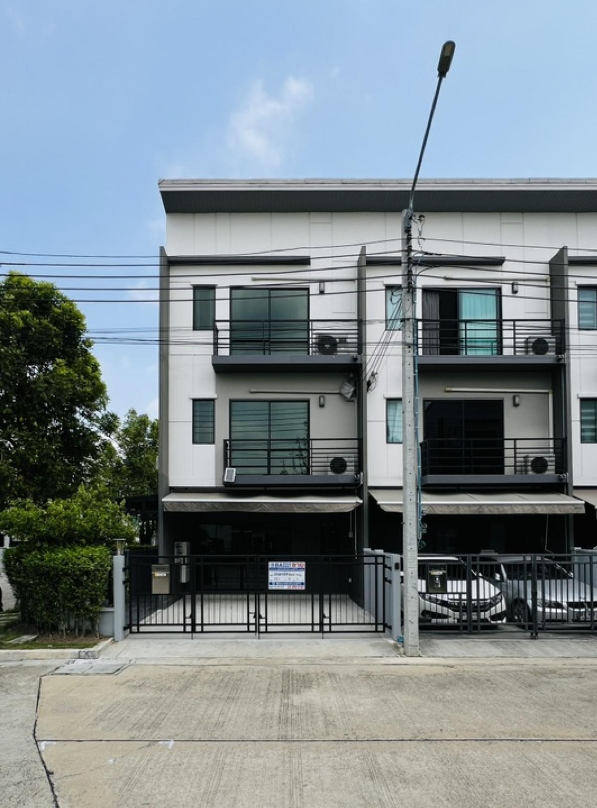 For SaleTownhomePinklao, Charansanitwong : For sale - End townhouse, renovated, ready to move in, close to the city! ♻️Baan Klang Muang, Pinklao-Charan, only 5.85 million baht.