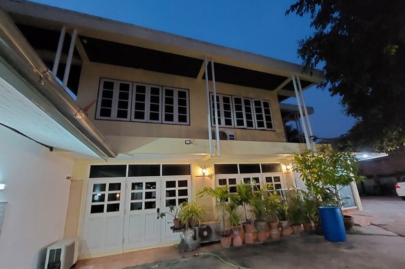 ให้เช่าบ้านรัชดา ห้วยขวาง : ให้เช่าบ้านเดี่ยว2ชั้น ถนนสุธิสาร แอร์5เครื่องเฟอร์นิเจอร์บางส่วน มี8ห้องนอน4ห้องน้ำ ราคาเช่าเดือนละ45,000บาท