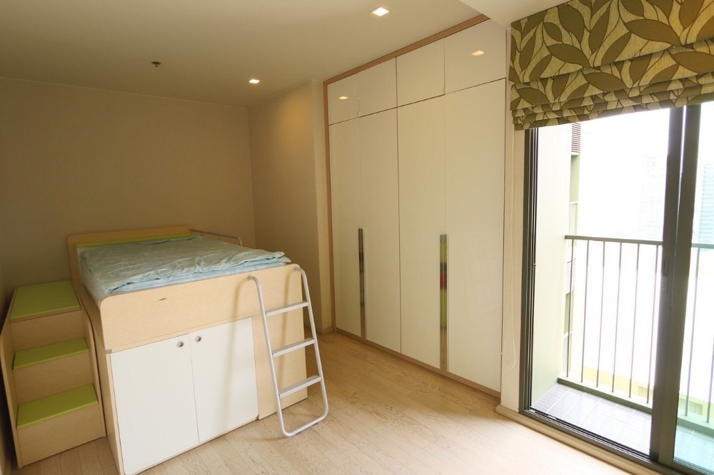 For SaleCondoSukhumvit, Asoke, Thonglor : High Floor with Stunning View! Condo for Sale: Noble Solo, 84.21 sqm, 2 Bedrooms, 2 Bathrooms, Near Avenue, BTS Ekkamai, and BTS Thong Lor!