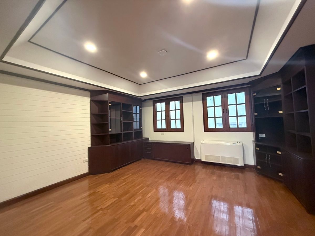 ให้เช่าบ้านวิทยุ ชิดลม หลังสวน : เช่า บ้าน 5 นอน 6 น้ำ  ไฟ 3 เฟส ในซอยบ้านหลังสวน จดทะเบียนบริษัทได้ เดิน 5 นาทีถึง Velaa Sindhorn Village ใกล้ BTS ชิดลมเพียง 450 เมตร 