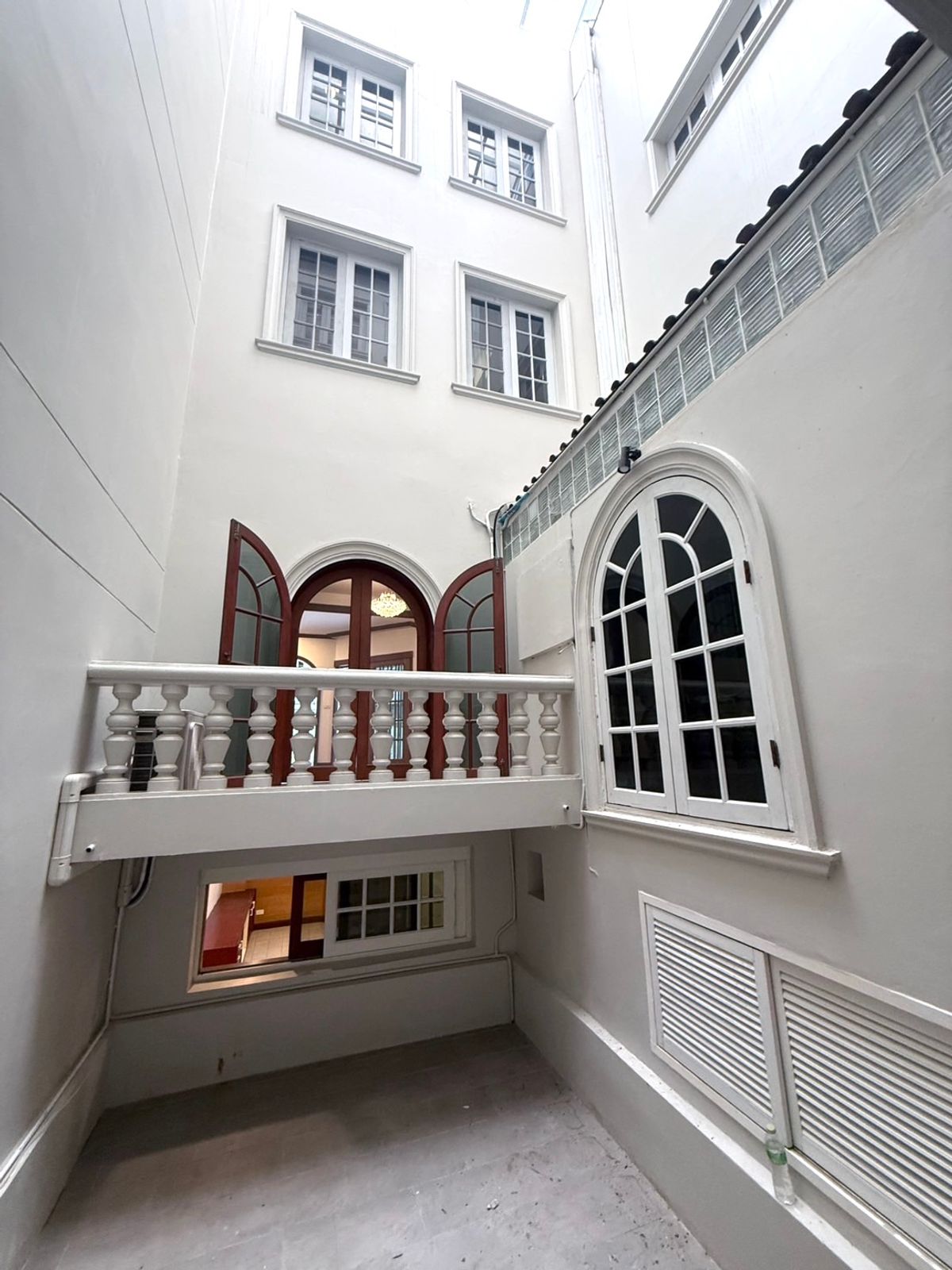 ให้เช่าบ้านวิทยุ ชิดลม หลังสวน : เช่า บ้าน 5 นอน 6 น้ำ  ไฟ 3 เฟส ในซอยบ้านหลังสวน จดทะเบียนบริษัทได้ เดิน 5 นาทีถึง Velaa Sindhorn Village ใกล้ BTS ชิดลมเพียง 450 เมตร 