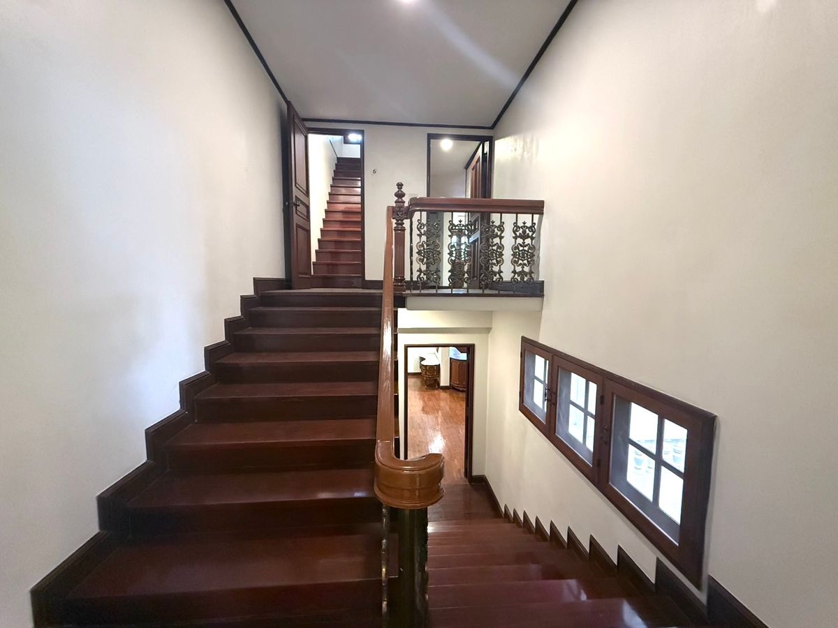 ให้เช่าบ้านวิทยุ ชิดลม หลังสวน : เช่า บ้าน 5 นอน 6 น้ำ  ไฟ 3 เฟส ในซอยบ้านหลังสวน จดทะเบียนบริษัทได้ เดิน 5 นาทีถึง Velaa Sindhorn Village ใกล้ BTS ชิดลมเพียง 450 เมตร 