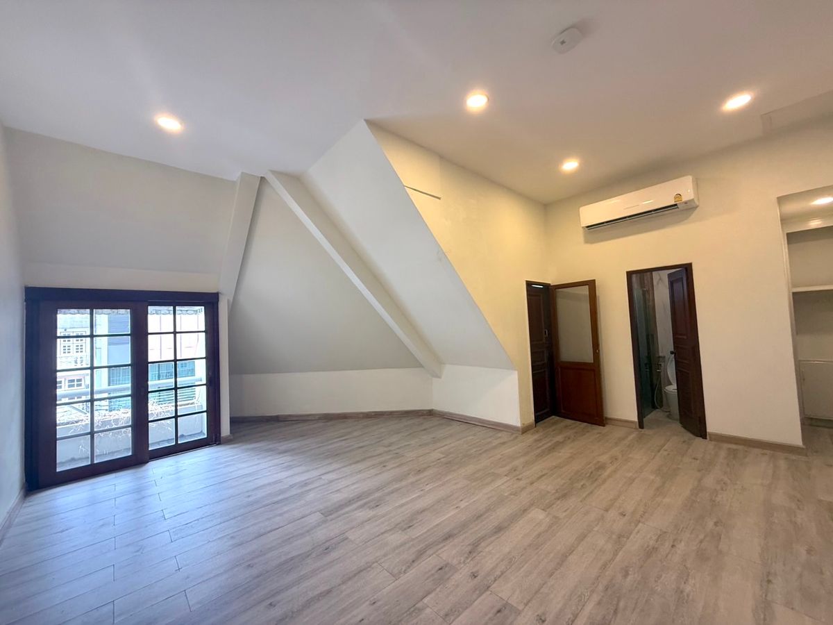 ให้เช่าบ้านวิทยุ ชิดลม หลังสวน : เช่า บ้าน 5 นอน 6 น้ำ  ไฟ 3 เฟส ในซอยบ้านหลังสวน จดทะเบียนบริษัทได้ เดิน 5 นาทีถึง Velaa Sindhorn Village ใกล้ BTS ชิดลมเพียง 450 เมตร 