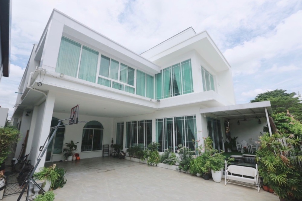 For RentHouseBang Sue, Wong Sawang, Tao Pun : For rent: 2-storey detached house, Sarin Park project, large house, luxuriously decorated, beautiful, fully furnished, near MRT Purple Line, Wong Sawang. Interested, add Line @841qqlnr.