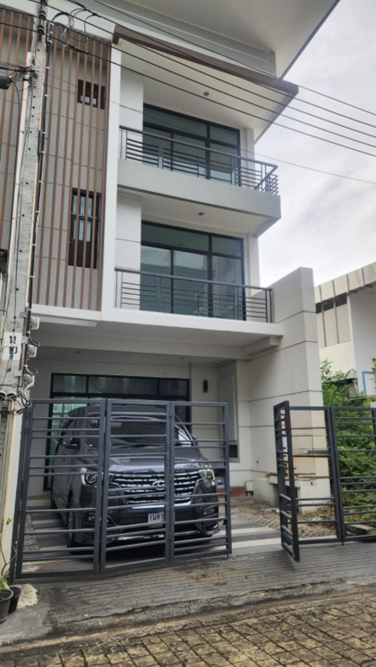 For SaleTownhomeChaengwatana, Muangthong : For sale: 3-storey townhouse, Leaton Town, Ngamwongwan 23, Soi 13 or 17, Nonthaburi Province, beautifully decorated, near Wat Buakwan, near The Mall Pantip Plaza Ngamwongwan, near the MRT Pink and Purple Lines.