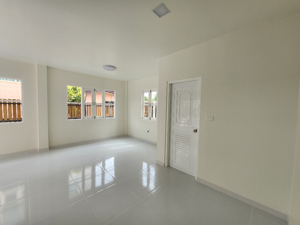 ขายบ้านสมุทรปราการ สำโรง : ขายด่วน หมู่บ้าน Vararom Lakeview : วรารมย์ เลควิลล์ บ้านเดียว ส่วนกลางทะเลสาบ