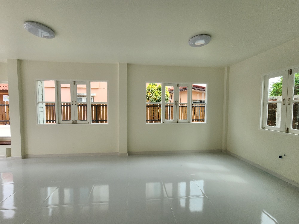 ขายบ้านสมุทรปราการ สำโรง : ขายด่วน หมู่บ้าน Vararom Lakeview : วรารมย์ เลควิลล์ บ้านเดียว ส่วนกลางทะเลสาบ