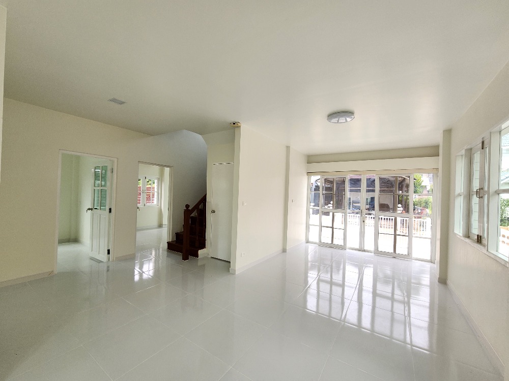 ขายบ้านสมุทรปราการ สำโรง : ขายด่วน หมู่บ้าน Vararom Lakeview : วรารมย์ เลควิลล์ บ้านเดียว ส่วนกลางทะเลสาบ