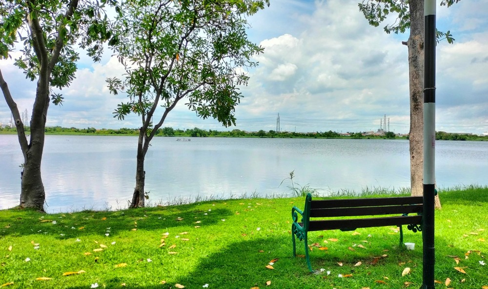 ขายบ้านสมุทรปราการ สำโรง : ขายด่วน หมู่บ้าน Vararom Lakeview : วรารมย์ เลควิลล์ บ้านเดียว ส่วนกลางทะเลสาบ