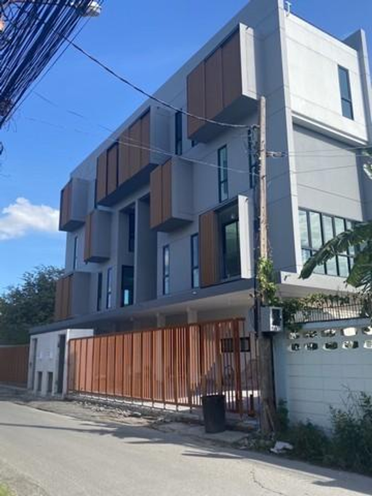 For RentHouseChokchai 4, Ladprao 71, Ladprao 48, : Single house for rent in Chok Chai 4 area, Soi 76, Lat Phrao, near MRT Chok Chai 4. Lat Phrao Wang Hin, along the expressway, suitable for living and office use. Company registration is not accepted.