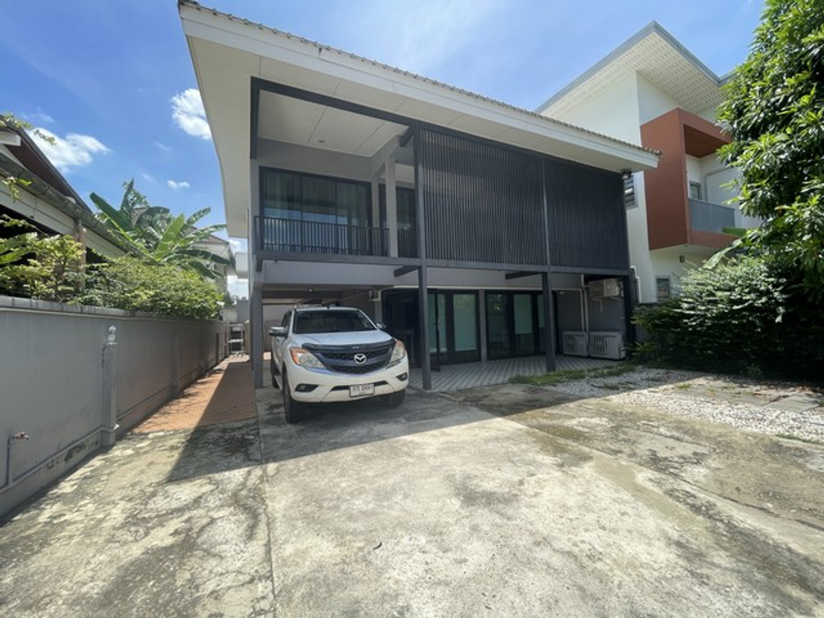 For RentHouseChokchai 4, Ladprao 71, Ladprao 48, : Single house for rent in Chok Chai 4 area, Soi 76, Lat Phrao, near MRT Chok Chai 4. Lat Phrao Wang Hin, along the expressway, suitable for living and office use. Company registration is not accepted.