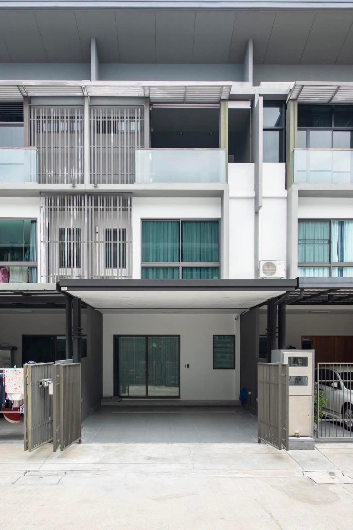 For RentTownhomeKaset Nawamin,Ladplakao : For sale / for rent Townhome project: The Landmark Ekkamai-Ramintra, complete with furniture and electrical appliances, ready to move in, just bring your bags. Selling price 9,500,000 baht, rental price 65,000 baht / month.
