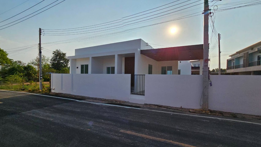 For SaleHousePrachin Buri : Large white detached house near Udomsuk Market, Kabin Buri Industrial Estate, 2.19 million