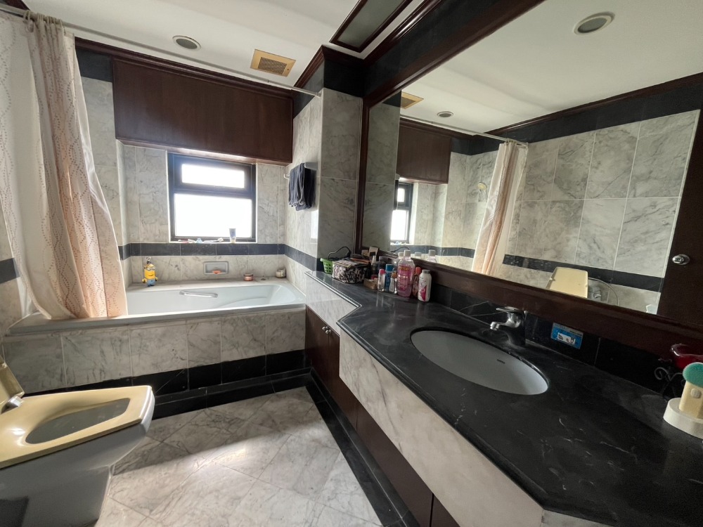 For RentCondoSathorn, Narathiwat : Rare room, urgent rent! 🔥Baan Piya Sathorn🔥 The room is being renovated. Dont miss it. Prime location, near One Bangkok.