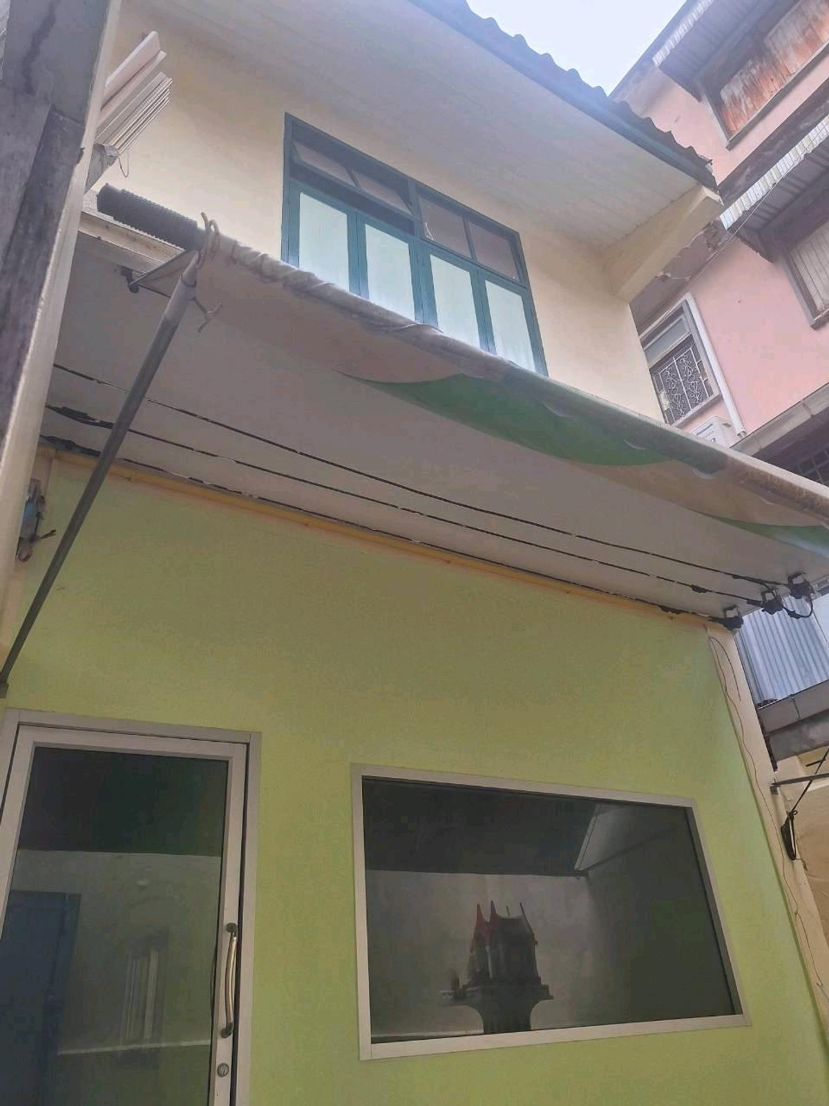 For RentRetail SpaceYaowarat, Banglamphu : Commercial location, foreigners walking around, inner Bangkok, near Yaowarat, near the Giant Swing