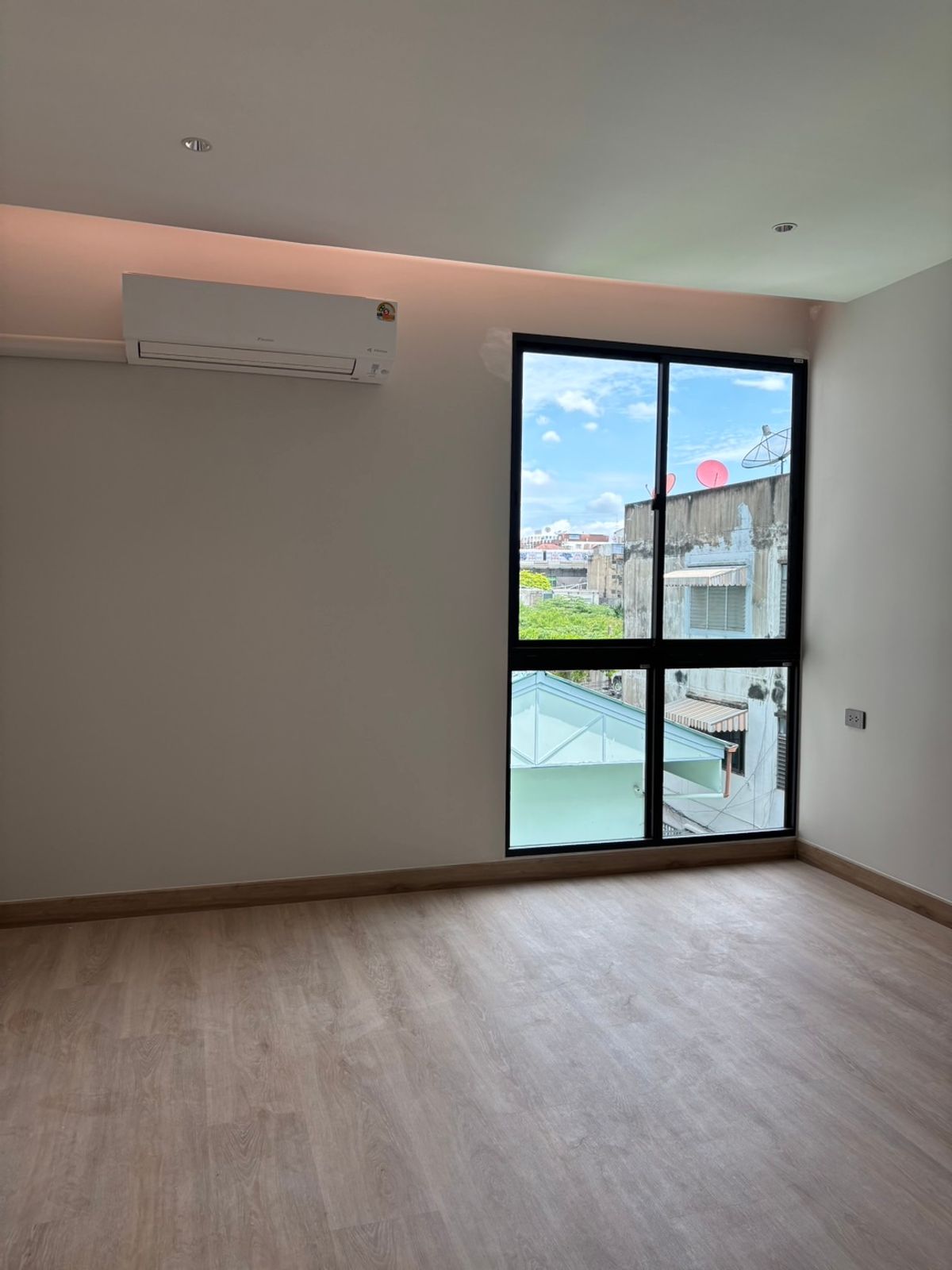 For SaleTownhomeSapankwai,Jatujak : 📢👇 Newly built 3 and a half story house. With elevator in the house Ready to move in February 2025, near BTS, convenient travel on many routes, near Chatuchak Park, Central Lat Phrao, can make an appointment to view *reference picture*