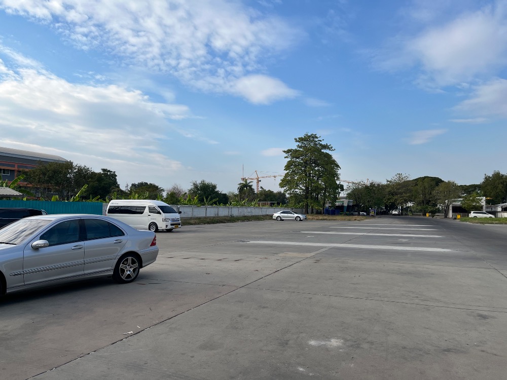 ให้เช่าที่ดินลาดกระบัง สุวรรณภูมิ : ที่ดินเปล่า มีพื้นปูนคอนกรีตแล้ว หน้าติดถนน หลังติดคลองประเวศ