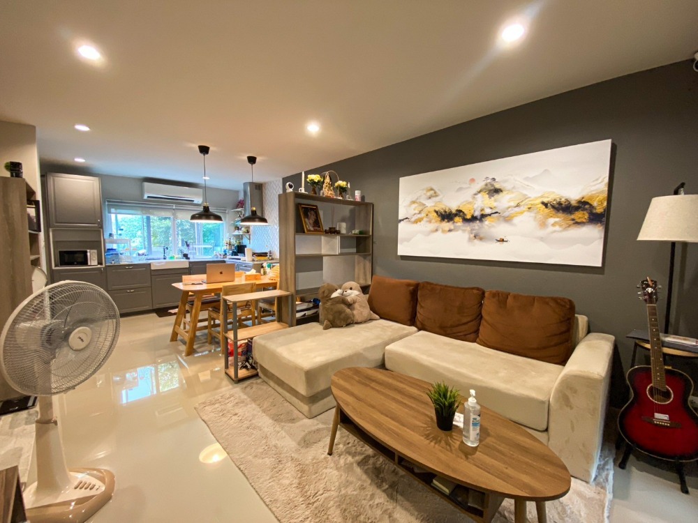 ขายทาวน์โฮมมีนบุรี-ร่มเกล้า : ขาย #บ้านอัครา รามคำแหง-วงแหวน  **ทาวน์โฮม 3 ชั้น**  บ้านหรู ตกแต่งใหม่ทั้งหลัง พร้อมอยู่  ทำเลดีเดินทางสะดวก ทั้งกรุงเทพกรีฑาและรามคำแหง