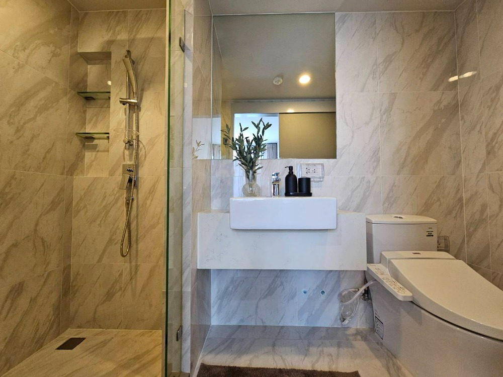 For SaleCondoSukhumvit, Asoke, Thonglor : 1 bed Ideo Mobi Sukhumvit 40, close to BTS Ekkamai station and able to access both Sukhumvit and Rama 4