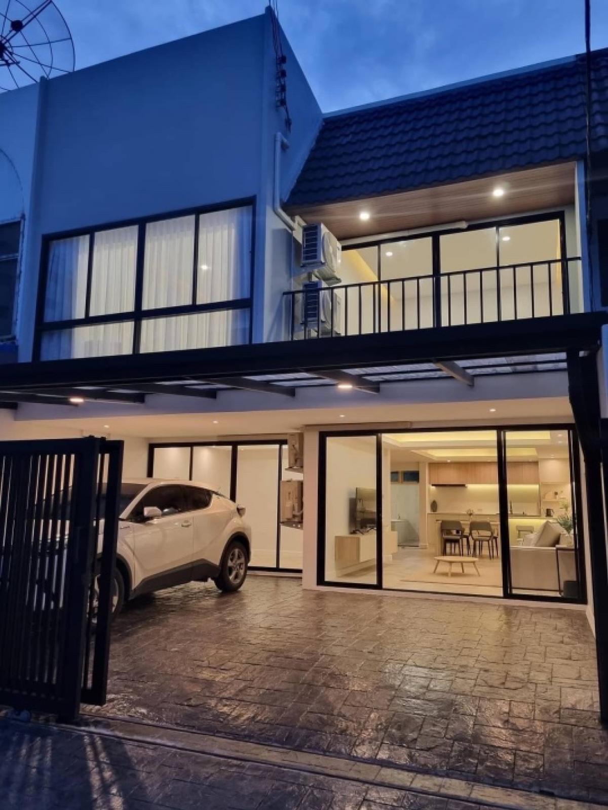 ขายทาวน์โฮมสุขุมวิท อโศก ทองหล่อ : 📢👇For sale with tenant til Nov 27 , petfriendly townhouse in Ekamai, just renovated with indoor onsen
