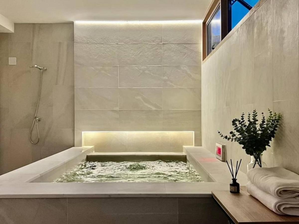 ขายทาวน์โฮมสุขุมวิท อโศก ทองหล่อ : 📢👇Sell with tenant til 30/6/26
Townhouse in Ekamai, just renovated with indoor onsen