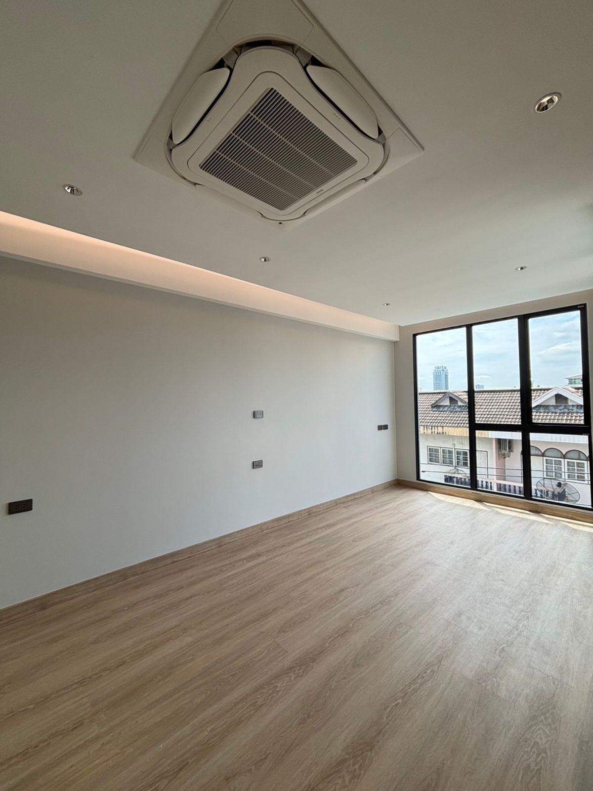 For SaleTownhomeSapankwai,Jatujak : 📢👇 Newly built 3 and a half story house. With elevator in the house Ready to move in February 2025, near BTS, convenient travel on many routes, near Chatuchak Park, Central Lat Phrao, can make an appointment to view *reference picture*