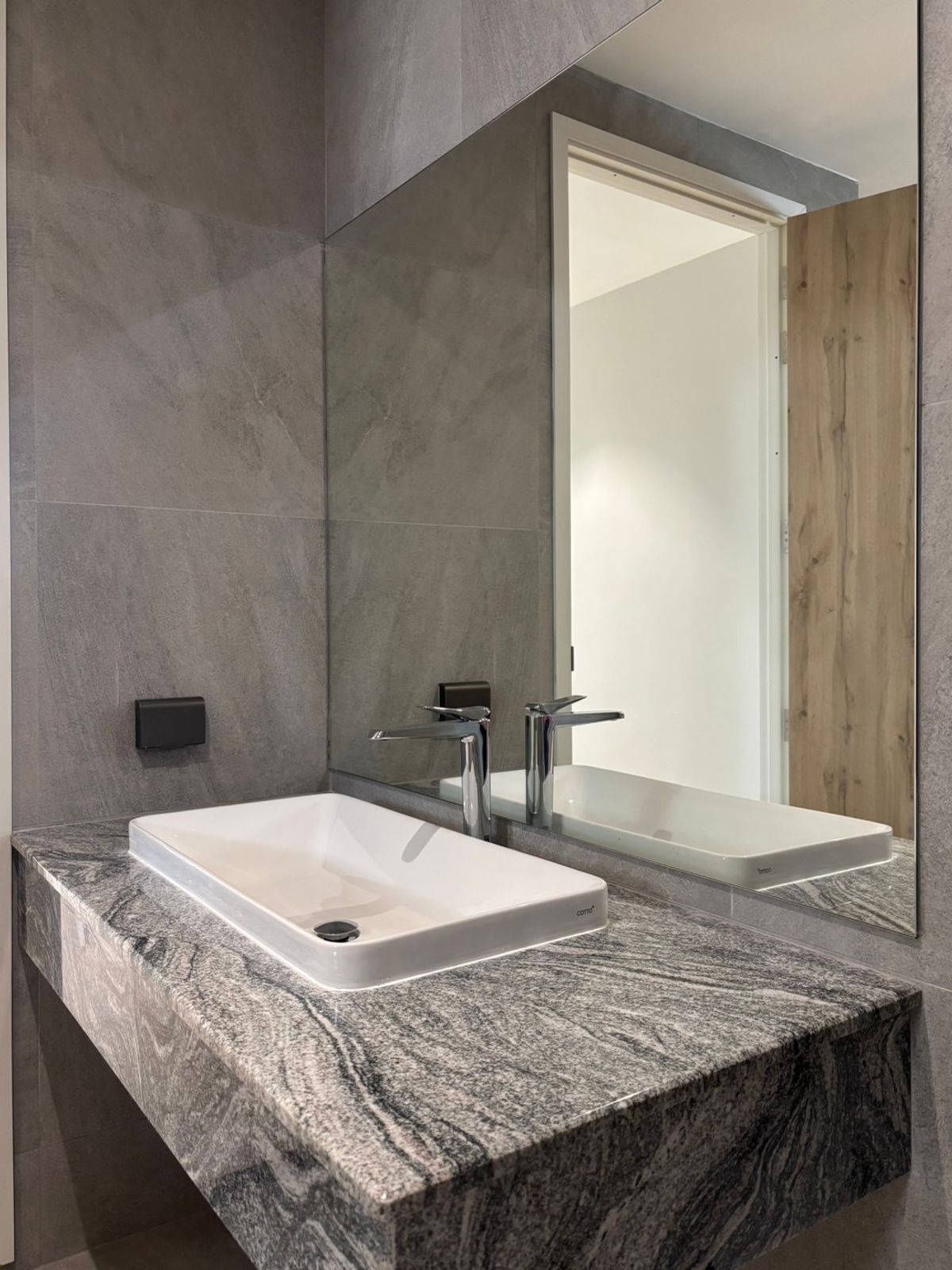 For SaleTownhomeSapankwai,Jatujak : 📢👇 Newly built 3 and a half story house. With elevator in the house Ready to move in February 2025, near BTS, convenient travel on many routes, near Chatuchak Park, Central Lat Phrao, can make an appointment to view *reference picture*