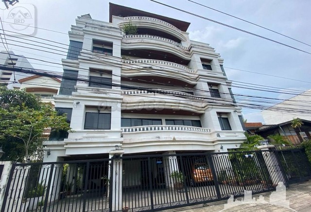 For SaleShop HouseRama9, Petchburi, RCA : For sale: 6-storey building with private elevator, Ekkamai, area 70 square wah, selling for 60 million, Khlong Tan, Watthana, Bangkok