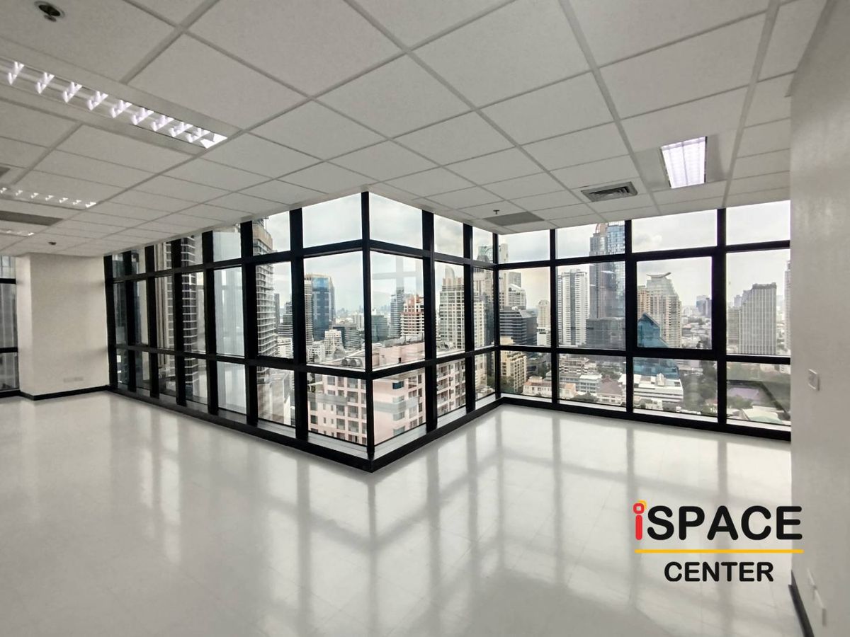For RentOfficeSilom, Saladaeng, Bangrak : Office for rent, next to BTS Sala Daeng and MRT Silom, starting at 60-1,200 sq m. Decorated, corner room, Lumpini Park view, convenient transportation, ready to work