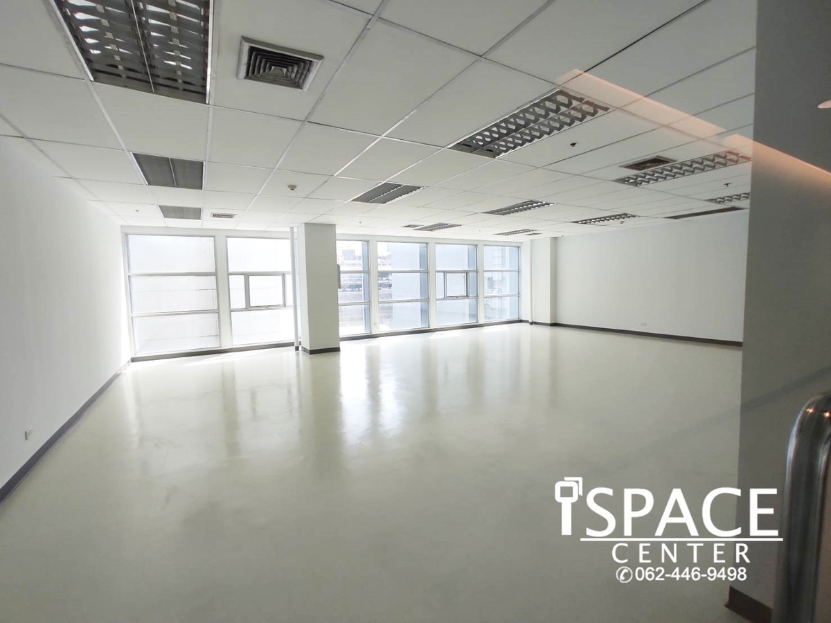 For RentOfficeSilom, Saladaeng, Bangrak : Office for rent, next to BTS Sala Daeng and MRT Silom, starting at 60-1,200 sq m. Decorated, corner room, Lumpini Park view, convenient transportation, ready to work