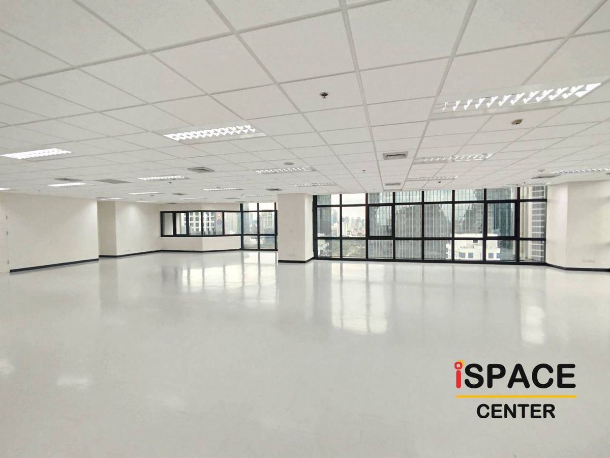 For RentOfficeSilom, Saladaeng, Bangrak : Office for rent, next to BTS Sala Daeng and MRT Silom, starting at 60-1,200 sq m. Decorated, corner room, Lumpini Park view, convenient transportation, ready to work