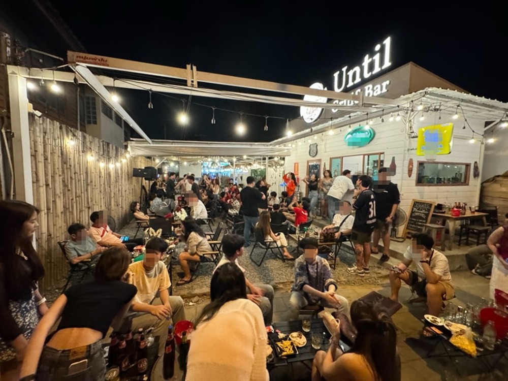 For LeaseholdRetail SpacePathum Thani,Rangsit, Thammasat : For rent: a chill-out restaurant with live music in the Nawamin, Khlong Kum area. A chill atmosphere, close to many companies.