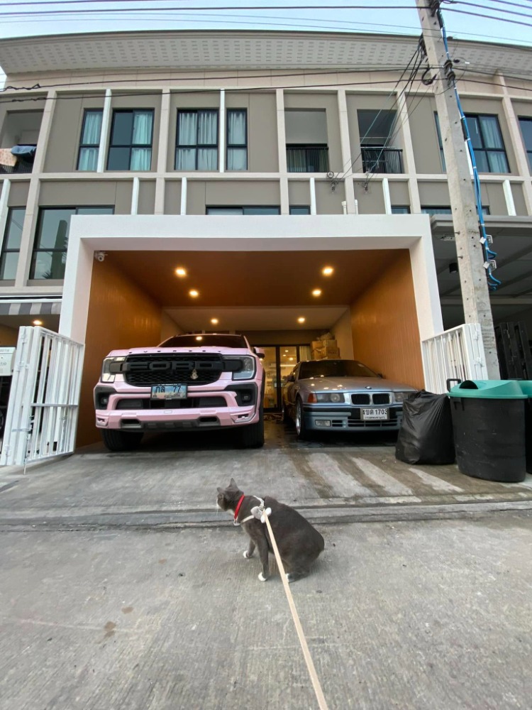 For RentTownhomePattanakan, Srinakarin : HR2104 For rent and sale, 3-storey townhouse, Patio Srinakarin-Rama 9 project (Krungthep Kreetha), near Wellington International School.