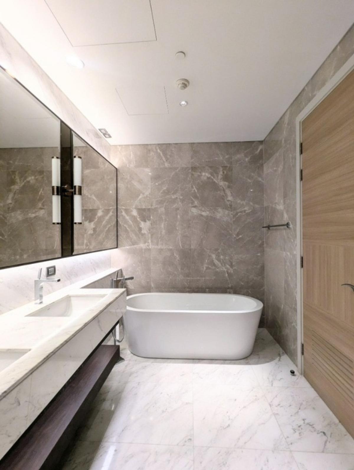 For RentCondoWitthayu, Chidlom, Langsuan, Ploenchit : Rare Unit! Luxury 3BR at Sindhorn Residence is worth for living and investing as this is one of the most wanted place and area in BKK