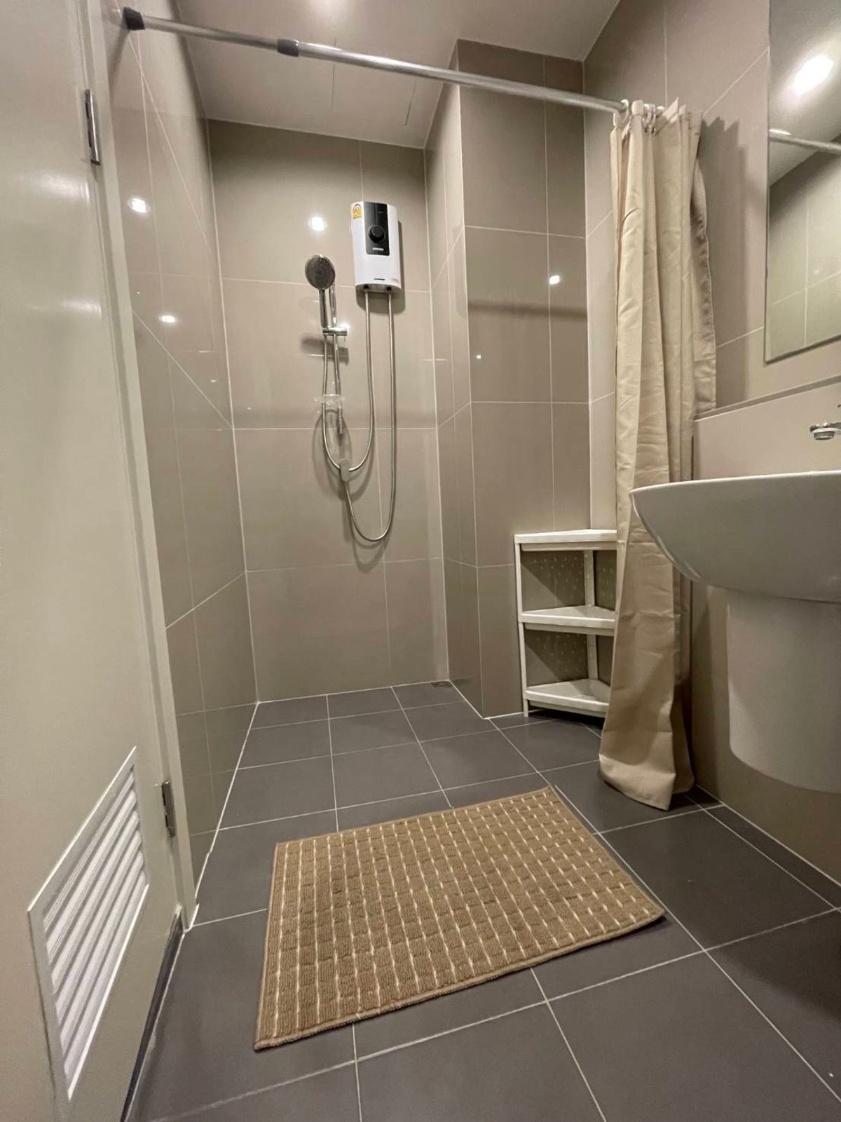 For RentCondoRamkhamhaeng, Hua Mak : 💥 For rent!!! The Tree Hua Mak Interchange, size 26 sq m, price 11,000 baht, complete with furniture and appliances.