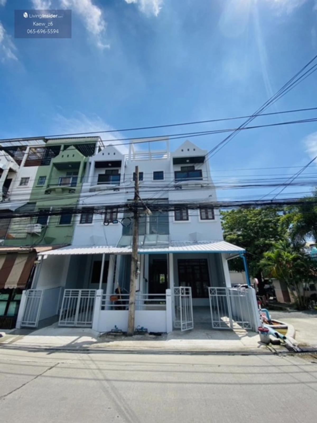 ขายทาวน์โฮมบางนา แบริ่ง ลาซาล : #ขายด่วน ทาวน์โฮม 3 ชั้น รีโนเวทใหม่ พร้อมดาดฟ้า ลาซาล 24✨ ทำเลทอง เชื่อมต่อชีวิตเมือง ใกล้ BTS แบริ่ง