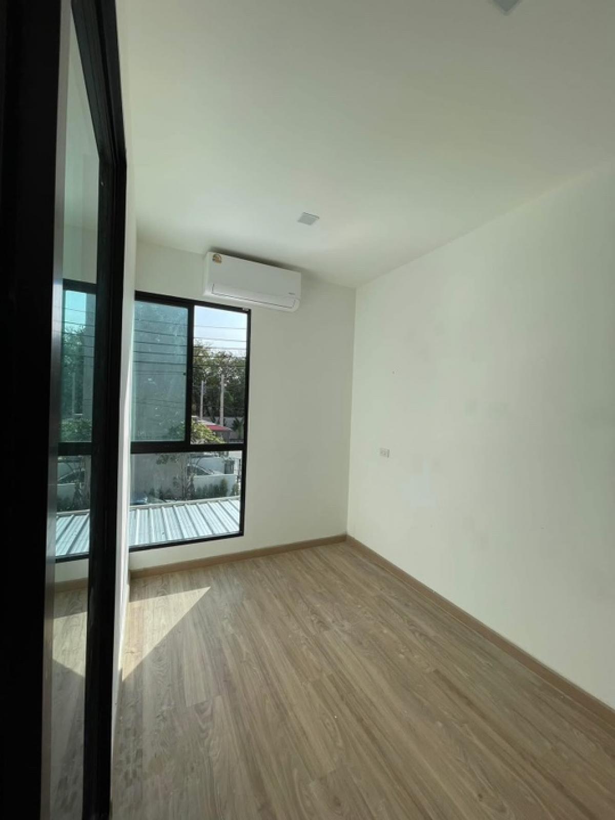 For SaleTownhomePattanakan, Srinakarin : 📢👇 Sell with tenant til April 26,  FREE TRANSFER
Reasonable price for living or investing as one of the most  sought-after locations. Brand new Townhouse for rent/ sale at Patio Srinakarin – Rama 9 near Wellington and Stamford international school