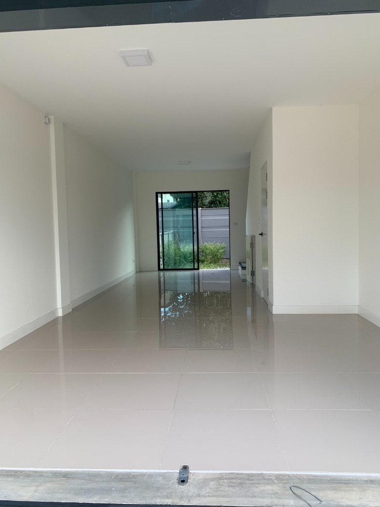 ขายโฮมออฟฟิศสมุทรปราการ สำโรง : ขาย / ให้เช่า โฮมออฟฟิศ 3 ชั้น  District Theparak  ที่จอดรถส่วนตัว ทำเลติดถนนใหญ่ ใกล้ทางด่วน