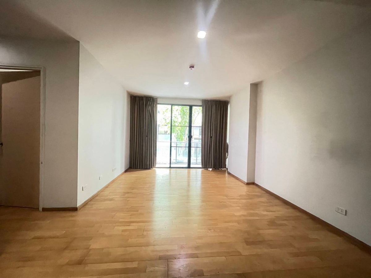 For SaleCondoSukhumvit, Asoke, Thonglor : For sale: Low Rise 8-storey condo Issara@42 Sukhumvit, near BTS Ekkamai, approximately 350 meters.